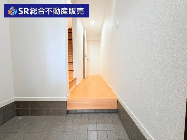 近江堂3丁目中古戸建の玄関|シューズボックスを置けるスペースがございます！
