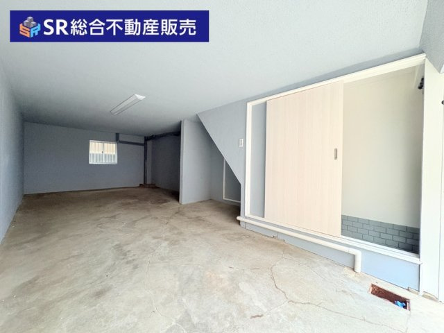 御厨2丁目中古戸建の駐車場|駐車場は、シャッター付き車庫2台！盗難防止◎大切なお車を雨風から守ります！
