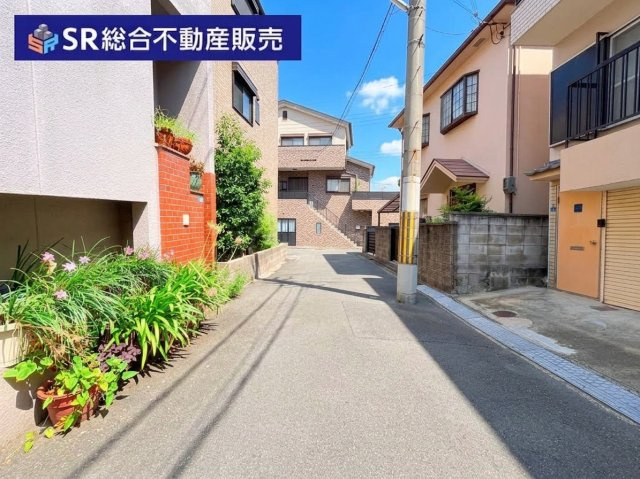 御厨2丁目中古戸建の前面道路含む現地写真|当日予約も大歓迎です！土日祝、雨の日やお子様連れのお客様の送迎も可能ですのでお気になさらずお問合せ下さい。お仕事終わりのお時間にも柔軟に対応致しますのでお気軽にお申し付け下さいませ。