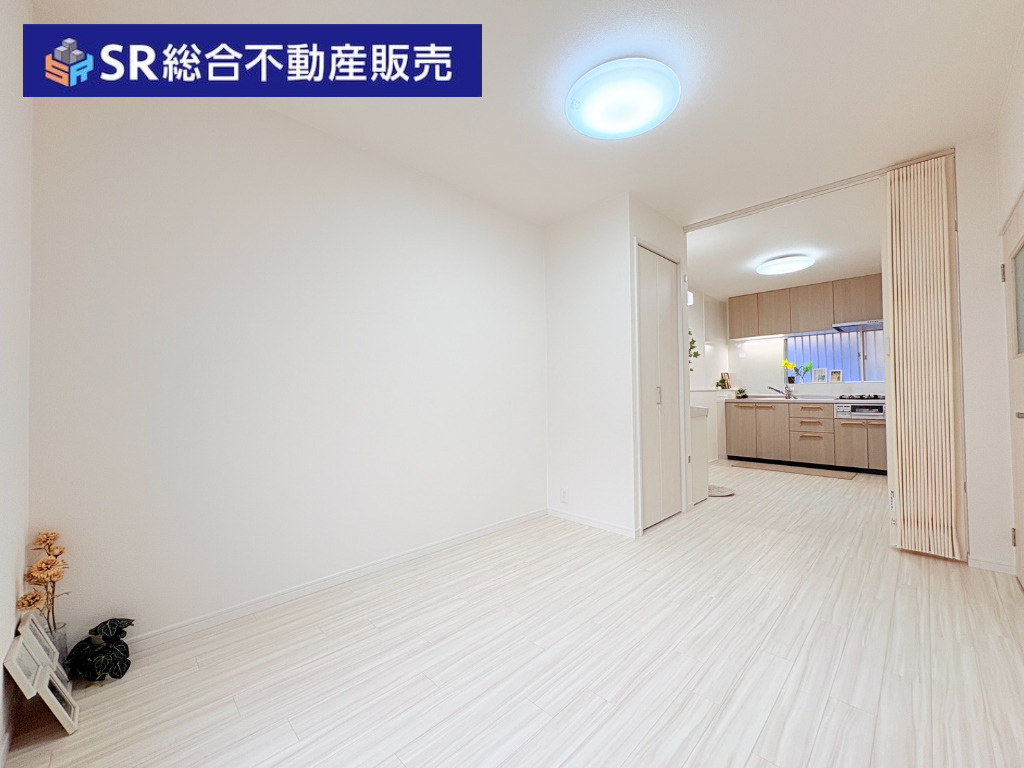 御厨2丁目中古戸建の居間・リビング|2階リビングなので陽当たりも良く、人目が気にならず、ノーカーテンでもお過ごしいただけます♪