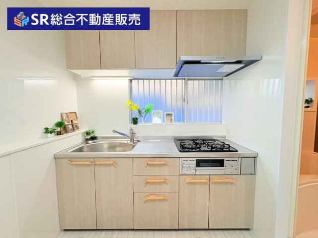 御厨2丁目中古戸建のキッチン|壁付システムキッチンです☆3口コンロ・グリル付で使い勝手◎です♪

