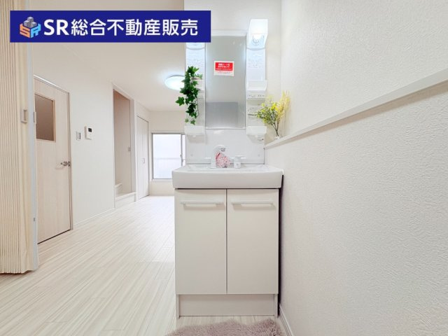 御厨2丁目中古戸建の独立洗面台|シャワー付きで、両サイドと下部に小物収納があり便利です。
