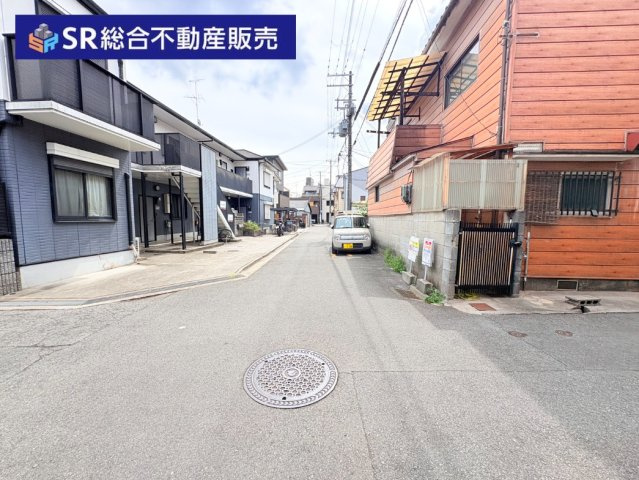 荒川3丁目中古戸建の前面道路含む現地写真|弊社は、工務店と関係強化を徹底し、世界情勢やナフサショックの影響を受けずに材料確保を行い、納期も遅れることがございませんので、心配ご無用です！お気軽にご相談下さい。