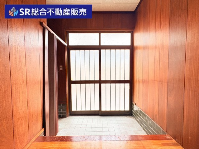 荒川3丁目中古戸建の玄関|シューズボックスを置けるスペースがございます！