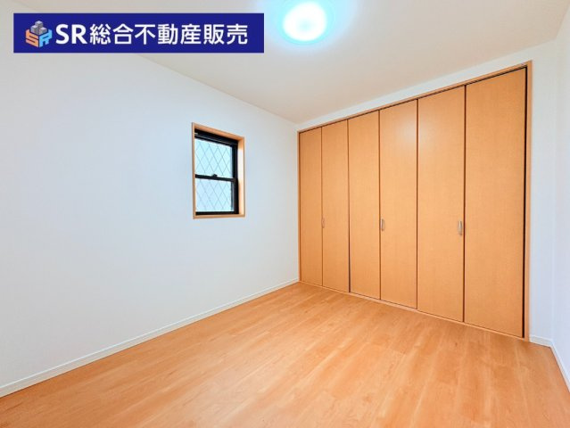 寿町1丁目中古戸建の洋室|1階6.0帖：大容量のクローゼットがございます！洋服部屋や書斎にも便利なお部屋です。