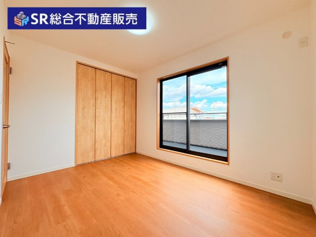 寿町1丁目中古戸建の洋室|2階6.0帖：バルコニーへ出入りできるお部屋です。寝室としてもいかがでしょうか☆

