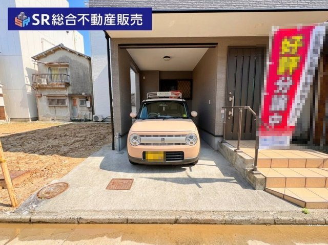 寿町1丁目中古戸建の駐車場|駐車場はビルトインガレージなので、大切なお車が汚れにくく、直接室内へ行き来でき雨に濡れずに済みます♪