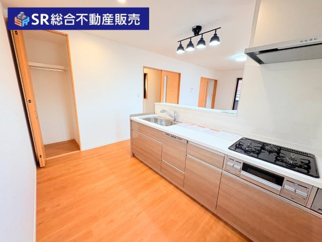 寿町1丁目中古戸建のキッチン|キッチンにはパントリーもございますのでストックの収納に便利です♪