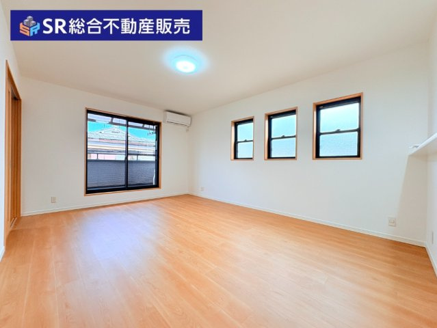 寿町1丁目中古戸建の居間・リビング|ゆったり過ごせるリビングです。窓も沢山あるので換気もしやすいです♪