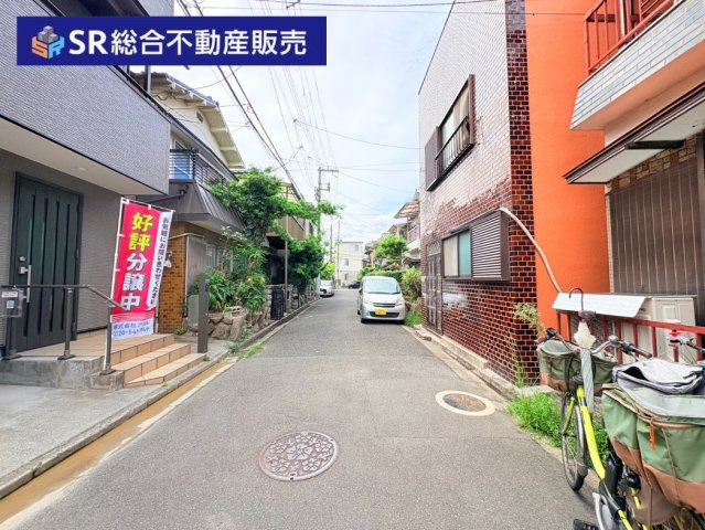 寿町1丁目中古戸建の前面道路含む現地写真|当日予約も大歓迎です！土日祝、雨の日やお子様連れのお客様の送迎も可能ですのでお気になさらずお問合せ下さい。お仕事終わりのお時間にも柔軟に対応致しますのでお気軽にお申し付け下さいませ。