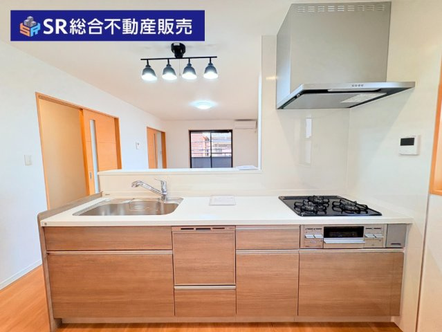 寿町1丁目中古戸建のキッチン|キッチンは人気の高いカウンターキッチン♪ご家族の様子を見ながら快適にお料理できます！