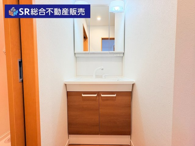 寿町1丁目中古戸建の独立洗面台|独立洗面台、鏡裏に小物を置くことができて便利です！