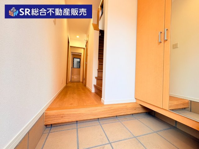 寿町1丁目中古戸建の玄関|玄関にはシューズボックスもあり広く使えます！