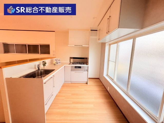 御厨東2丁目中古戸建のキッチン|キッチンも収納充実です♪大きな窓があり明るい環境でお料理できます♪