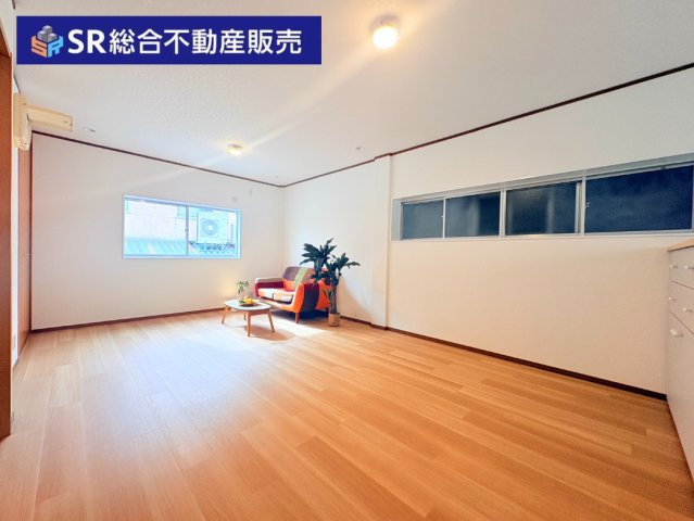 御厨東2丁目中古戸建の居間・リビング|専門知識を持ったスタッフがお客様に合った住宅ローンのご提案を致します。
