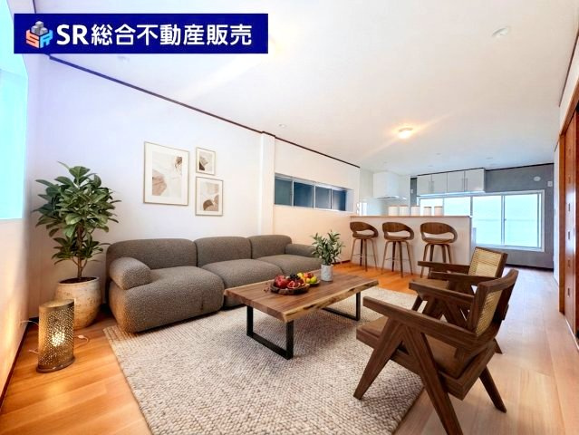 御厨東2丁目中古戸建の居間・リビング|広々16.5帖♪2階リビングなので陽当たりも良く、人目が気にならず、ノーカーテンでもお過ごしいただけます♪
