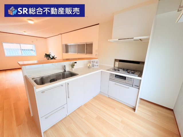 御厨東2丁目中古戸建のキッチン|人気のL字型キッチンです！キッチン天板に物が沢山おけるので広々お料理できます。
