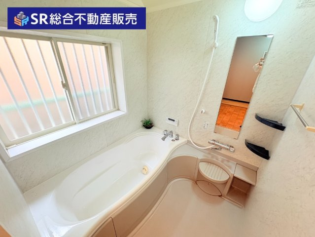 御厨東2丁目中古戸建の浴室|足を伸ばして入浴できるゆったりとした浴室で、１日の疲れを癒してくれます。
