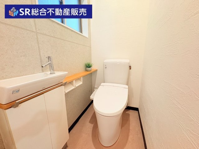 御厨東2丁目中古戸建のトイレ|手洗いと、温水洗浄便座もございます♪
