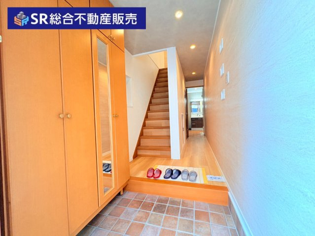 御厨東2丁目中古戸建の玄関|玄関には大容量のシューズボックスもございます！
