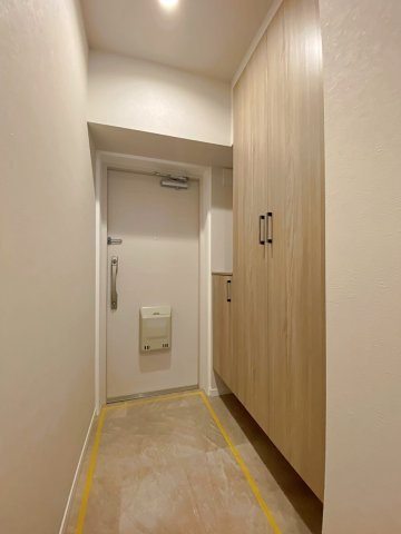 クレール和光の玄関|お部屋の顔となる玄関は、明るく清潔感あふれる空間がお出迎えします。すっきりとしたデザインで靴の脱ぎ履きもスムーズ。毎日のお出かけや帰宅時を気持ちよくサポートする、好印象な玄関スペースとなっております。