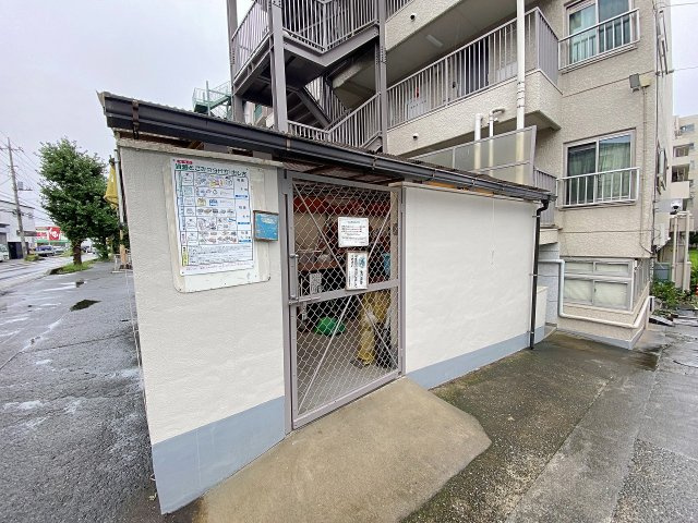 クレール和光のその他共用部分|敷地内には24時間いつでも利用できる便利なゴミ捨て場が完備されています。清掃が行き届いており衛生的に保たれているため、時間や曜日を気にせず快適にゴミ出しを行える居住者目線の共用設備です。