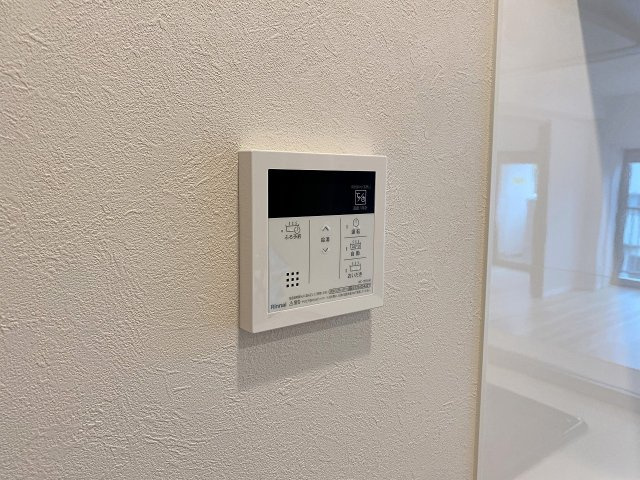 クレール和光の発電・温水設備|いつでも快適な温度でお湯に浸かれる便利な追い焚き機能を搭載しています。時間が経っても手軽に温め直せるため、入浴時間が異なるご家族でも全員が温かいお風呂でリラックスタイムをお過ごしいただけます。