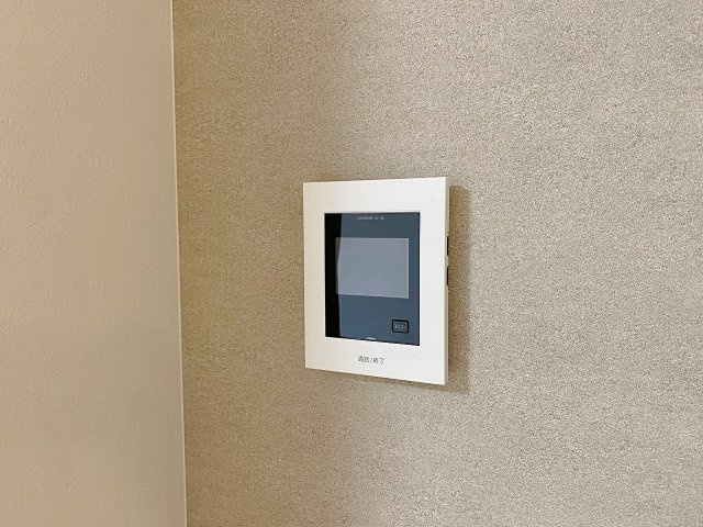 クレール和光のセキュリティ|室内から来訪者の顔や様子を映像でしっかり確認できるTVモニター付きインターホンを設置しています。一人暮らしの方やお子様のお留守番時にも高い防犯性を発揮し、毎日の暮らしに安心感をもたらしてくれます。