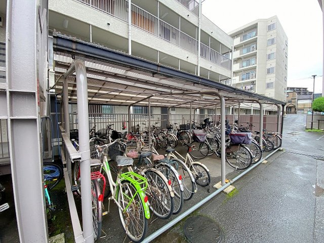 クレール和光の駐輪場|敷地内には整理整頓された屋根付きの駐輪場スペースを備えています。大切な自転車を雨風からしっかり守り、日々の通勤・通学や買い物などの移動をスムーズかつ快適にサポートしてくれる嬉しい設備です。