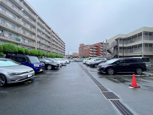 クレール和光の駐車場|お車を安全に保管できる敷地内の駐車場スペースです。マンションに隣接しているため、雨の日の乗車やお買い物後の重い荷物の搬入もスムーズに行えます。空き状況につきましてはお気軽にお問い合わせください。
