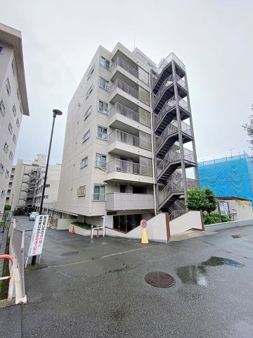 クレール和光の外観|落ち着きのあるデザインが魅力的な建物外観です。周辺環境とも美しく調和しており、管理体制の良さが伺える佇まい。毎日の帰宅が楽しみになるような、上品で洗練された雰囲気を醸し出しております。