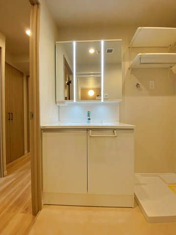 クレール和光の独立洗面台|洗面化粧台も新規交換済みで、朝の身支度をスムーズに行える清潔感ある空間です。使い勝手の良い収納スペースを備えており、洗面用具や日用品をすっきりと整理整頓できる機能的なデザインです。