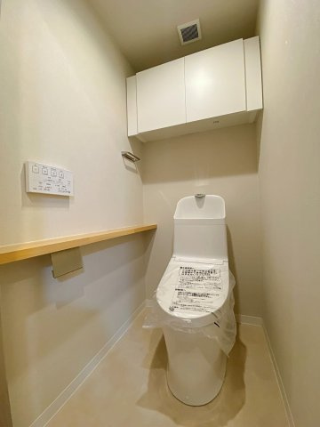 クレール和光のトイレ|快適に利用できる清潔なトイレへ新規交換されています。衛生面・機能面ともに優れており、毎日の生活空間をより快適に保てます。シンプルで落ち着いた内装デザインが心地よい空間を演出します。