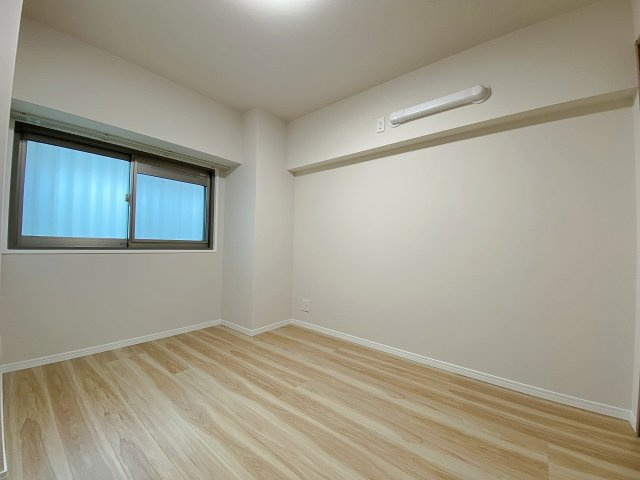 クレール和光の寝室|間取り図右上に位置する洋室5.1帖のお部屋です。主寝室として最適な広さを確保しており、落ち着いた環境でぐっすりとプライベートな時間を過ごせます。収納スペースも備え、すっきり使えます。