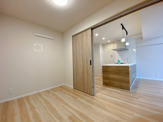 クレール和光の子供部屋|間取り図左真ん中に配された洋室4.0帖のお部屋です。お子様のお部屋や書斎、テレワークスペースとしてもフレキシブルに活用できます。採光もしっかり取れており、心地よくお過ごしいただけます。