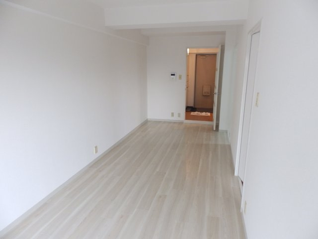 神戸市灘区深田町３丁目の賃貸マンションの居間・リビング