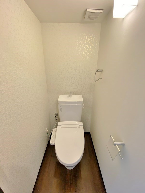 芦屋市茶屋之町の賃貸マンションのトイレ