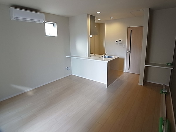 神戸市東灘区深江本町４丁目の賃貸マンションの居間・リビング