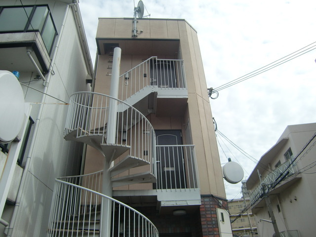 神戸市灘区船寺通５丁目のアパートの外観