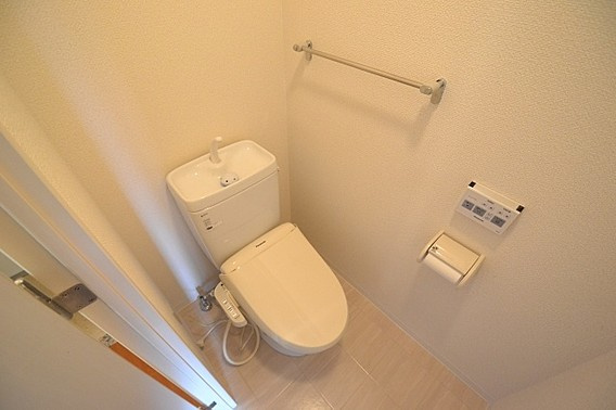 神戸市中央区熊内町５丁目の賃貸マンションのトイレ