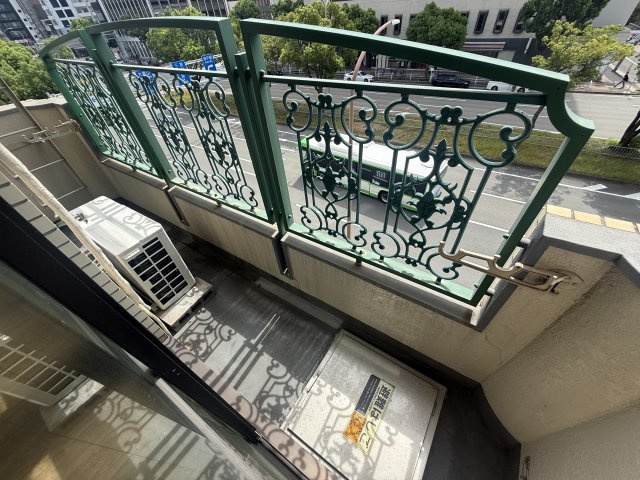 神戸市中央区多聞通４丁目の賃貸マンションのバルコニー