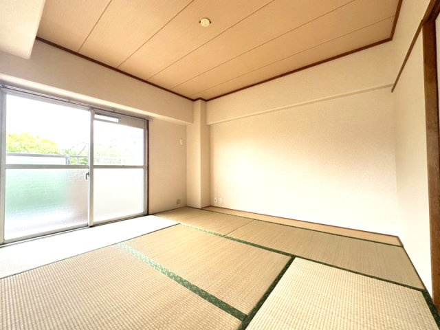 杉谷パークマンションの和室|6帖の和室です。バルコニーに通じる大きな窓があります。LDKと別の和室につながります。