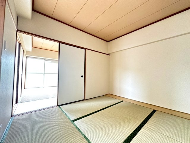 杉谷パークマンションの和室|LDKと別の和室につながります。