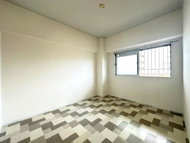 杉谷パークマンションの洋室|クッションフロアの約4.8帖の洋室。お子様部屋としていかがでしょうか。