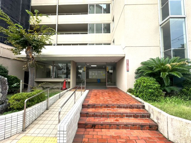 杉谷パークマンションのエントランス|スロープがありベビーカーでの移動も可能です