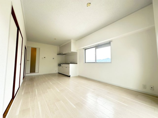 杉谷パークマンションの居間・リビング|約10.5帖のLDKです。バルコニーにつながる大きな窓があり明るい部屋で過ごしていただけます。