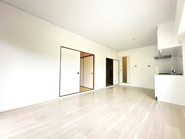 杉谷パークマンションの居間・リビング|和室二部屋ともLDKから通じているため家族が集まりやすい間取りです。