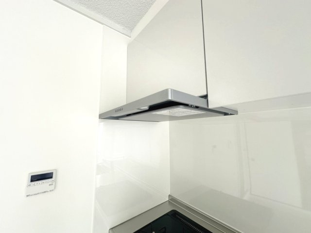 杉谷パークマンションのキッチン|スリム型のレンジフードです。凹凸が少なく油汚れもふき取りやすいです。