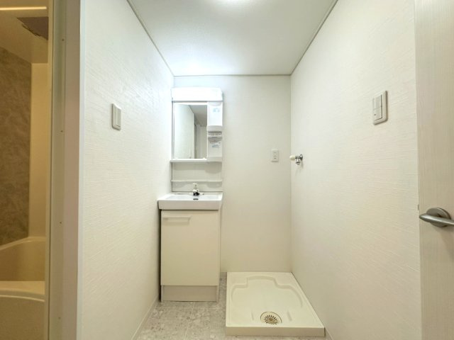 杉谷パークマンションの脱衣所|新しい洗面台です。収納もあり洗面用具、小物も置くことができます。