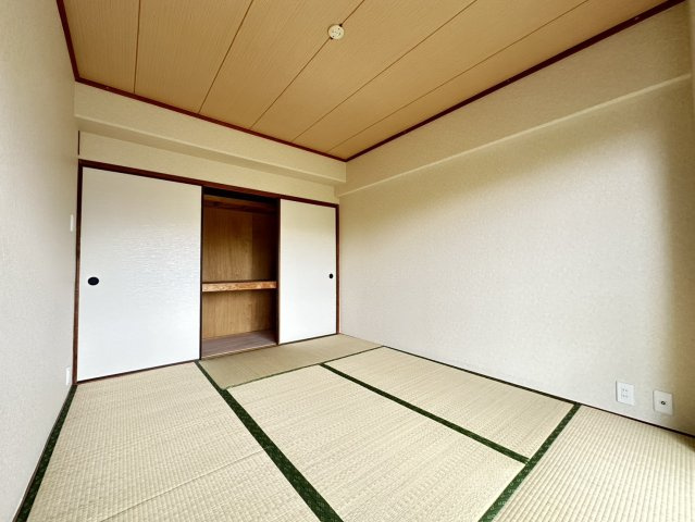 杉谷パークマンションの和室|押入れがあり、お部屋を広々お使いいただけます。